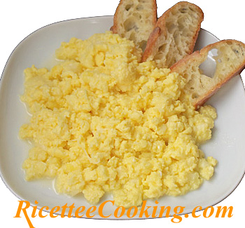 Uova strapazzate alla mozzarella